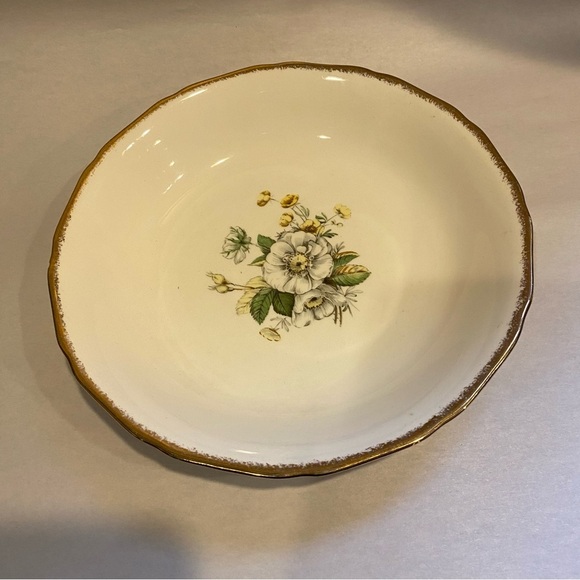 Single Replacement Canonsburg Plate - 7 3/8" Royal Wilton Magnolia 22k Gold Rim - Picture 2 of 9